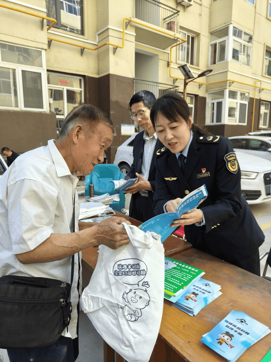 市市场监督管理局开展“防范保健食品欺诈 维护老年健康安全”科普宣传进社区暨“双报到双评议”志愿服务活动(图2)