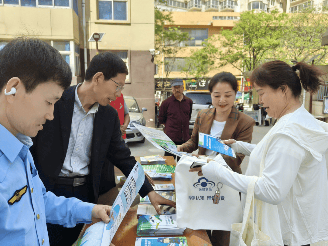 市市场监督管理局开展“防范保健食品欺诈 维护老年健康安全”科普宣传进社区暨“双报到双评议”志愿服务活动(图3)